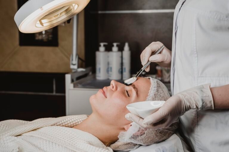 seitenansicht der jungen frau die eine gesichtshautbehandlung am spa erhalt